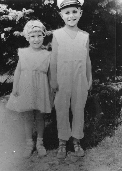 Nadine Haller and cousin Bob Mienscow, son of Michael.jpg 45.6K